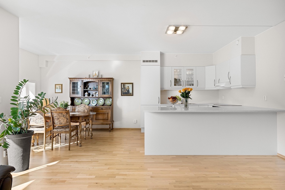 Dining Room virtual staging — Stager AI vs Decor8 AI