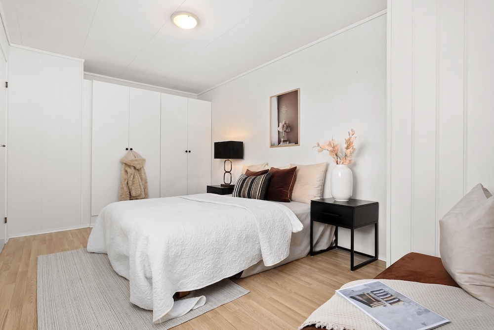 Master Bedroom AI virtual staging — Stager AI vs Homestyler