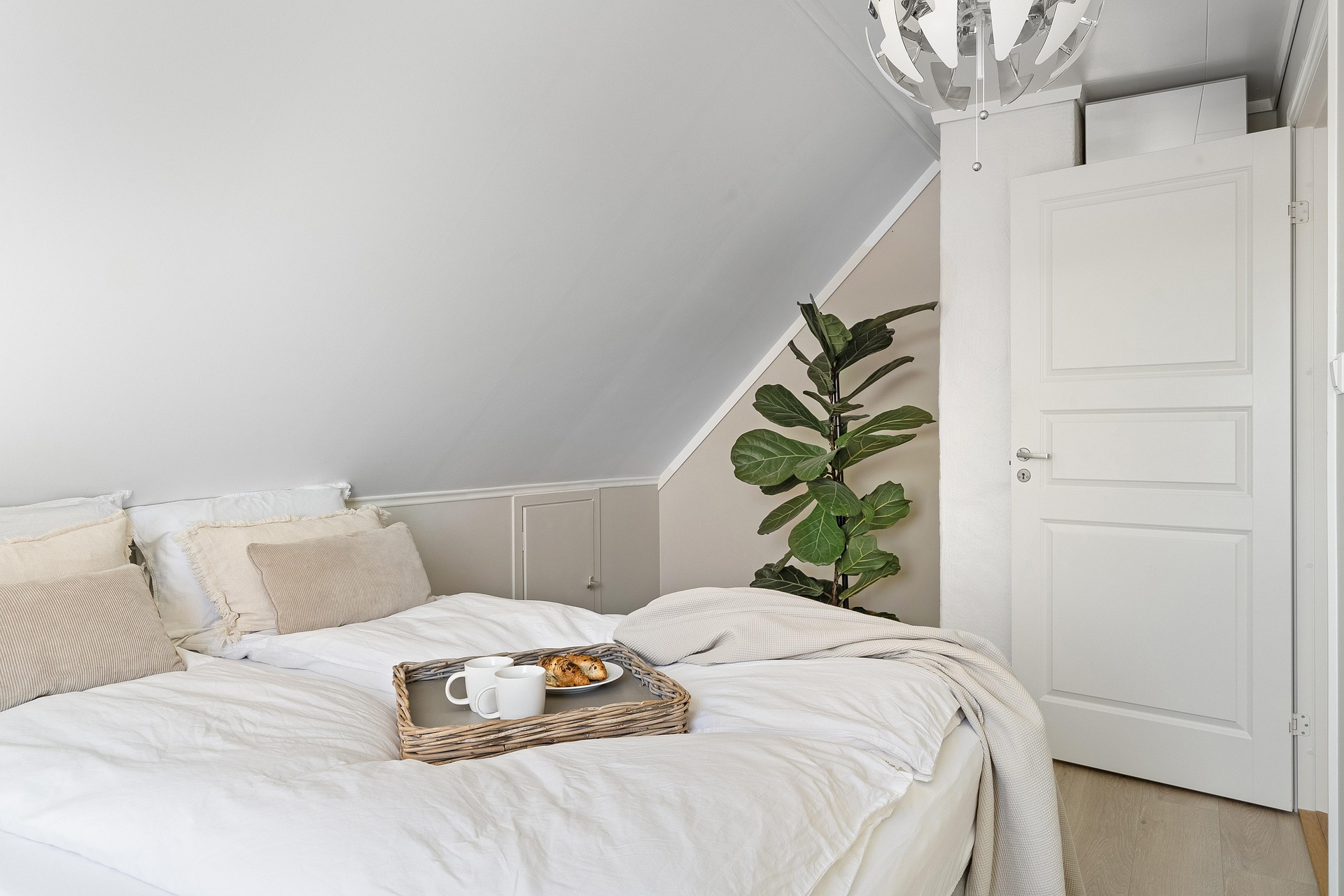 Master Bedroom AI virtual staging — Stager AI vs Interior AI
