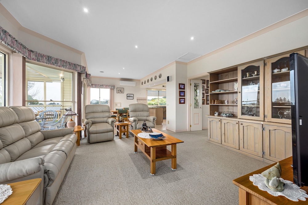 Dining Room AI virtual staging — Stager AI vs Stuccco
