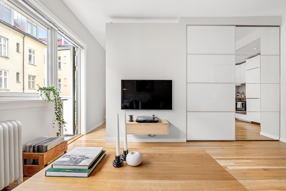 Living Room AI virtual staging — Stager AI vs Stuccco