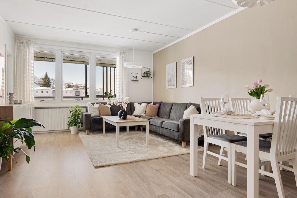Dining Room virtual staging — Stager AI vs Virtual Staging AI